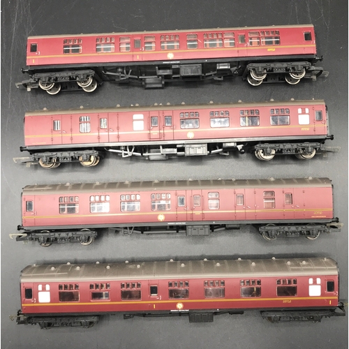 154 - Hornby 'OO' Castle Class 4-6-0 'Hogwarts Castle' 5972 in Red with four Harry Potter Hogwarts Railway... 