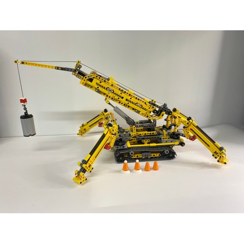 764 - LEGO TECHNIC 42097 Compact Crawler Crane. The Crawler Crane folds into a compact vehicle that travel... 