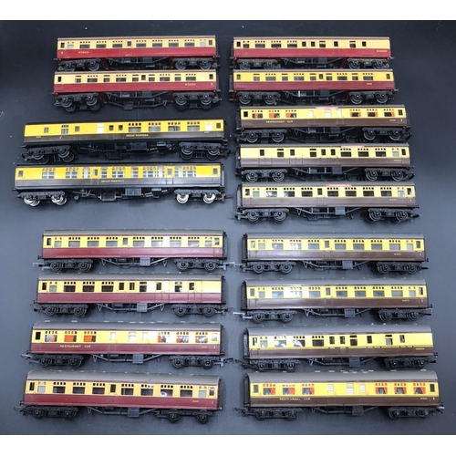 170 - Triang OO Gauge Five Rakes of coaches, totalling 17 'Ready-to-roll' coaches of various liveries, Dus... 