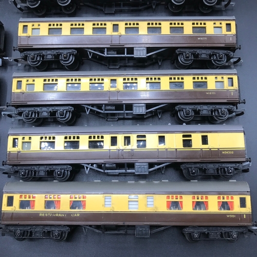 170 - Triang OO Gauge Five Rakes of coaches, totalling 17 'Ready-to-roll' coaches of various liveries, Dus... 