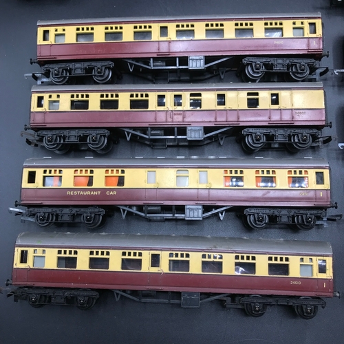 170 - Triang OO Gauge Five Rakes of coaches, totalling 17 'Ready-to-roll' coaches of various liveries, Dus... 