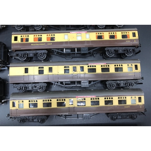 170 - Triang OO Gauge Five Rakes of coaches, totalling 17 'Ready-to-roll' coaches of various liveries, Dus... 