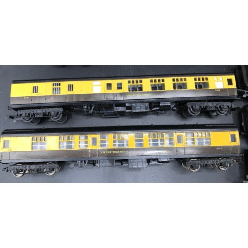 170 - Triang OO Gauge Five Rakes of coaches, totalling 17 'Ready-to-roll' coaches of various liveries, Dus... 