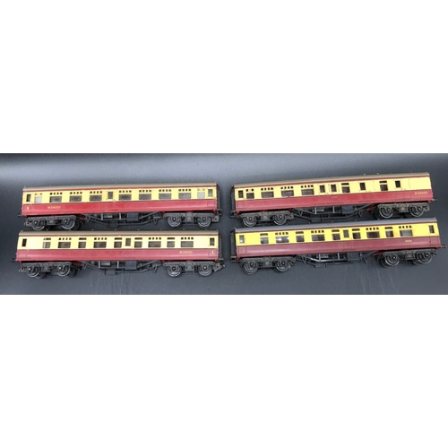 170 - Triang OO Gauge Five Rakes of coaches, totalling 17 'Ready-to-roll' coaches of various liveries, Dus... 