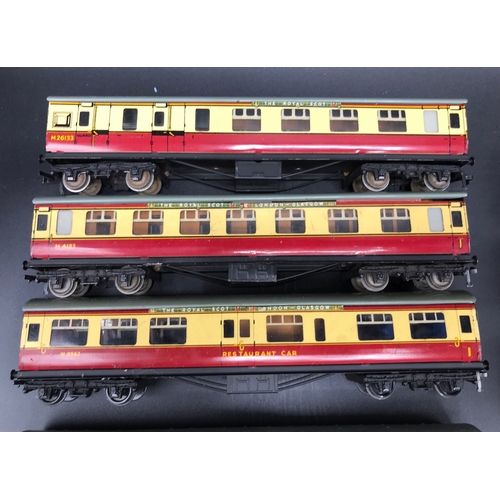 114 - Dublo OO Gauge 21 'Ready-to-roll' coaches of various liveries, Coach Nos. M4183(9) W9562(4) M26133(3... 