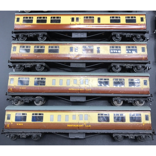 115 - Dublo OO Gauge 28 'Ready-to-roll' coaches of various liveries, Scratches, Dust - Fair (28) 5000g