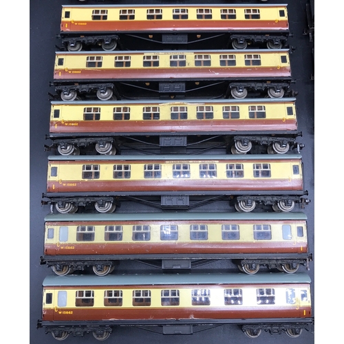 115 - Dublo OO Gauge 28 'Ready-to-roll' coaches of various liveries, Scratches, Dust - Fair (28) 5000g