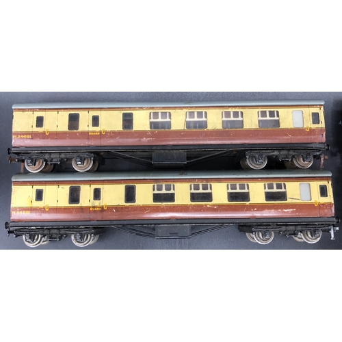 115 - Dublo OO Gauge 28 'Ready-to-roll' coaches of various liveries, Scratches, Dust - Fair (28) 5000g