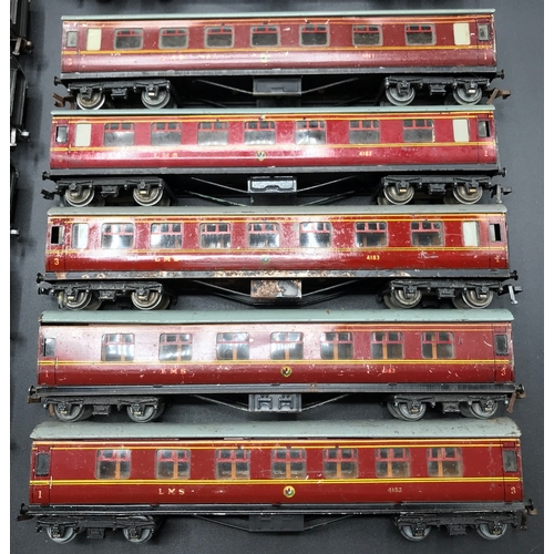 115 - Dublo OO Gauge 28 'Ready-to-roll' coaches of various liveries, Scratches, Dust - Fair (28) 5000g