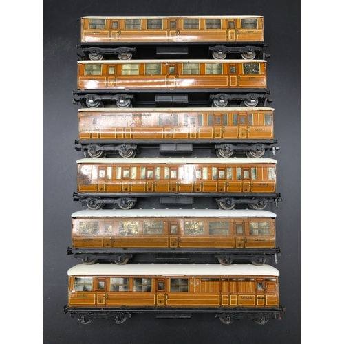 116 - 12 Hornby Dublo Tinplate Coaches, LNER Teak, Southern Green and Maroon & Cream Coaches, 'Ready-to-Ro... 