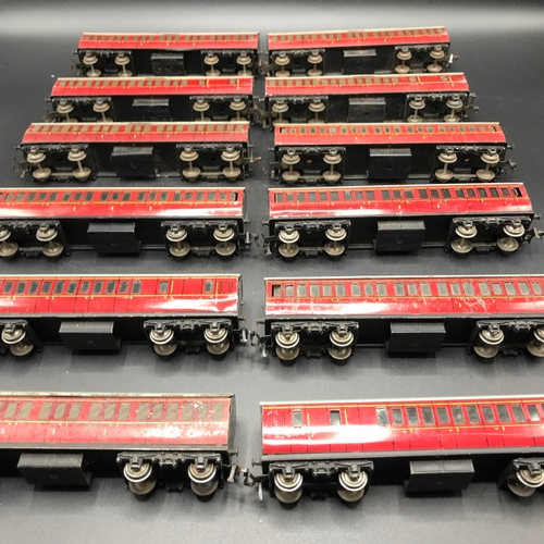 117 - 12 Hornby Meccano Tinplate Suburban Maroon coaches, Six with printed mirror windows, Six with plasti... 