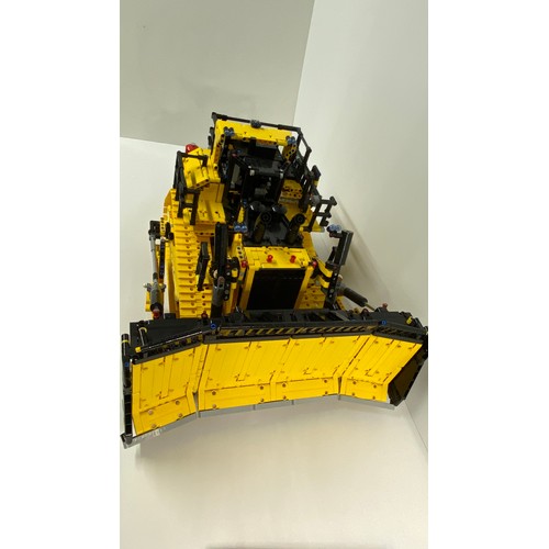 771 - LEGO TECHNIC App-Controlled CAT D11 Bulldozer 42131. ust like the real CAT bulldozer, this RC constr... 