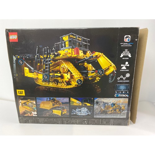 771 - LEGO TECHNIC App-Controlled CAT D11 Bulldozer 42131. ust like the real CAT bulldozer, this RC constr... 