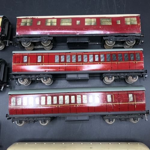 118 - Three Hornby Meccano Tinplate Rakes of 4/3/3 Coaches, along with Two Hornby Dublo Coaches, 'Ready-to... 