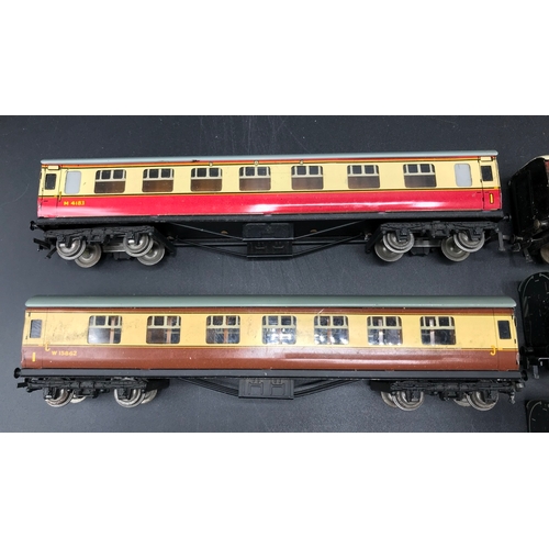 118 - Three Hornby Meccano Tinplate Rakes of 4/3/3 Coaches, along with Two Hornby Dublo Coaches, 'Ready-to... 