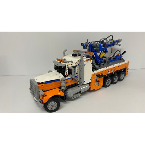 772 - LEGO TECHNIC Heavy-duty Tow Truck 42128. Packed with details, it’s a great tribute to the world’s be... 