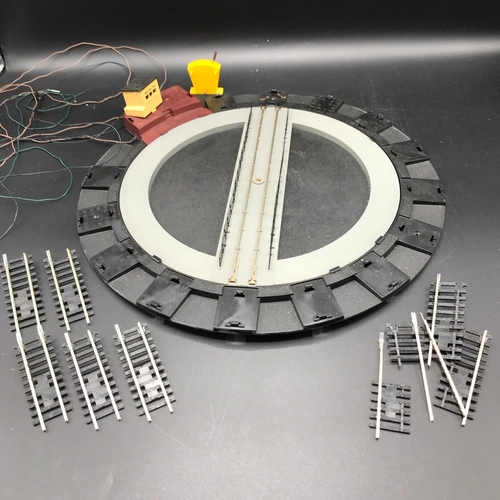 302 - Hornby R070 OO Electrically Operated Turntable, Few damaged rails, Not tested - Fair (1) 850g