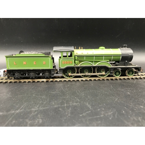 160 - Four 'OO' Steam Locomotives, Tested Runners, Hornby R866-B12 Class B12 4-6-0 8509 in LNER Green (Fai... 