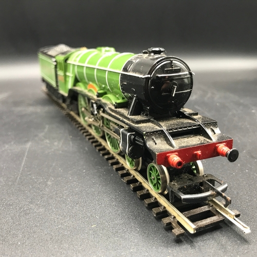 185 - Hornby R855-9302 OO 'Flying Scotsman' LNER No.4472 with tender, Tested Runner, Missing buffer - Loco... 