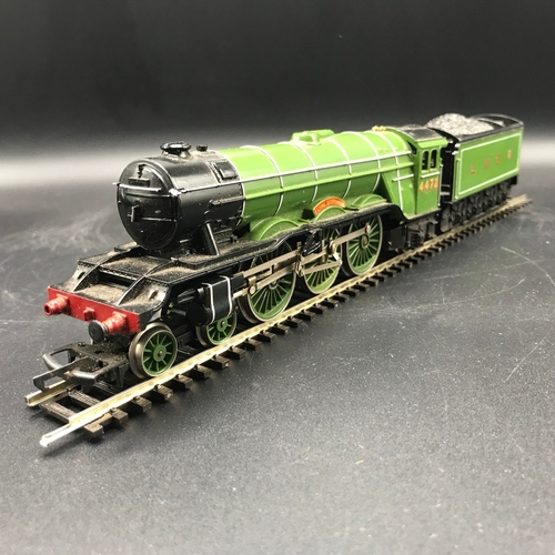 185 - Hornby R855-9302 OO 'Flying Scotsman' LNER No.4472 with tender, Tested Runner, Missing buffer - Loco... 