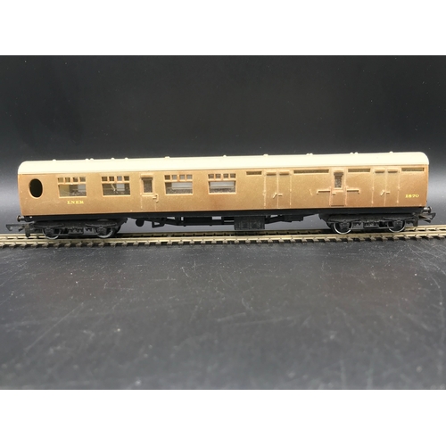 191 - Nine OO Gauge Coaches 'Ready-to-roll' includes:-
Hornby R298 LNER Compartment Coach (2) Fair with Bo... 