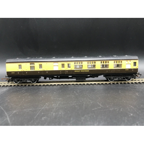 191 - Nine OO Gauge Coaches 'Ready-to-roll' includes:-
Hornby R298 LNER Compartment Coach (2) Fair with Bo... 