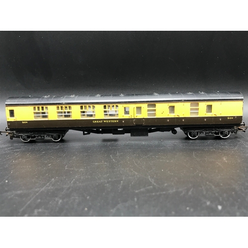 191 - Nine OO Gauge Coaches 'Ready-to-roll' includes:-
Hornby R298 LNER Compartment Coach (2) Fair with Bo... 