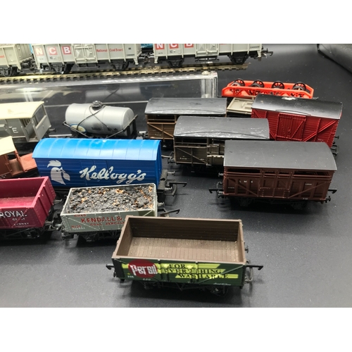 193 - 26 OO Rolling-stock Wagons and Tankers in 'Ready-to-Roll' condition, includes Triang R633 Freightlin... 