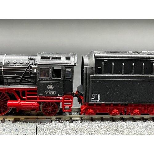 271 - N gauge, Fleischmann Piccolo UEF 01 1066 4-6-2 Steam locomotive with 10-wheel tender, Tested Runner,... 