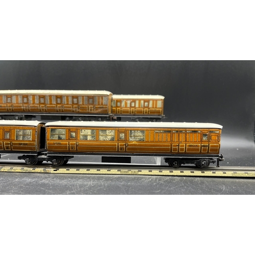 119 - Hornby Dublo L.N.E.R. Articulated Coaches, plus two others - Fair (4) 500g