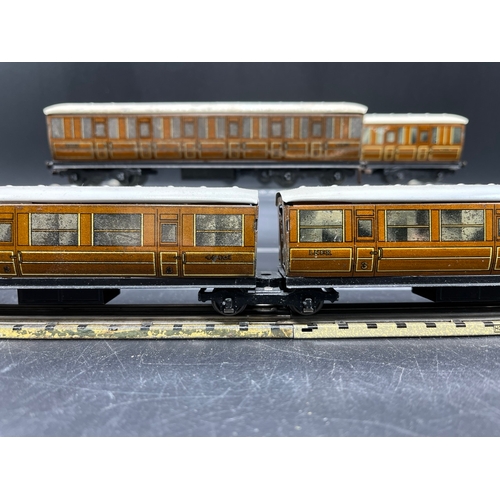 119 - Hornby Dublo L.N.E.R. Articulated Coaches, plus two others - Fair (4) 500g