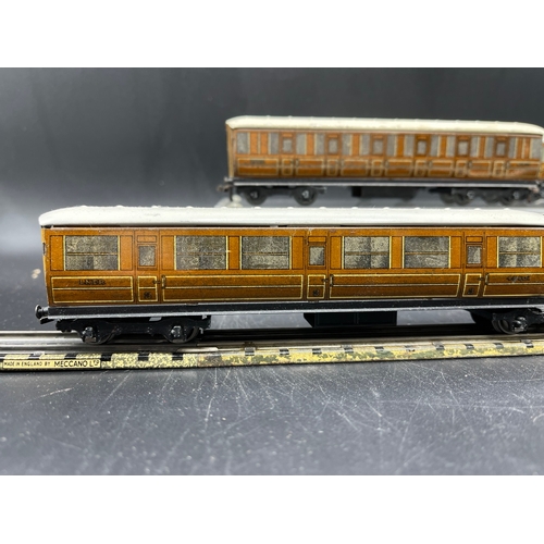 119 - Hornby Dublo L.N.E.R. Articulated Coaches, plus two others - Fair (4) 500g