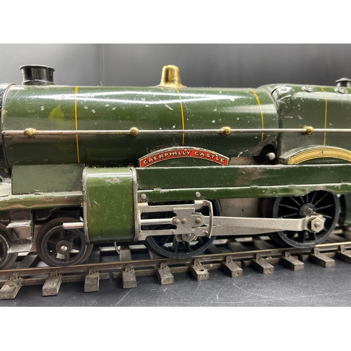 38 - Hornby 0 gauge Clockwork 4-4-2 Locomotive Caerphilly Castle No 4073 in lined green livery with key -... 