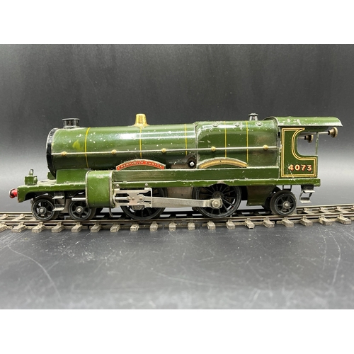 38 - Hornby 0 gauge Clockwork 4-4-2 Locomotive Caerphilly Castle No 4073 in lined green livery with key -... 