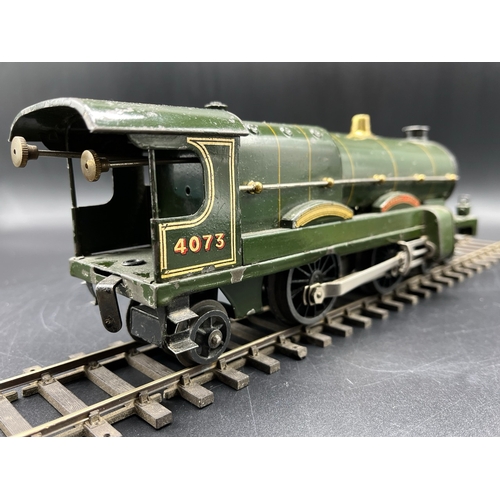 38 - Hornby 0 gauge Clockwork 4-4-2 Locomotive Caerphilly Castle No 4073 in lined green livery with key -... 