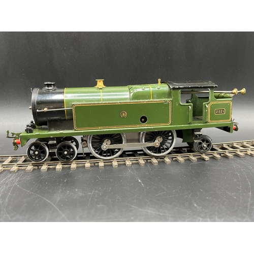 40 - Hornby O Gauge Clockwork GWR 2221 4-4-2 Lined Green livery, three lamps with key - Good (1) 1000g