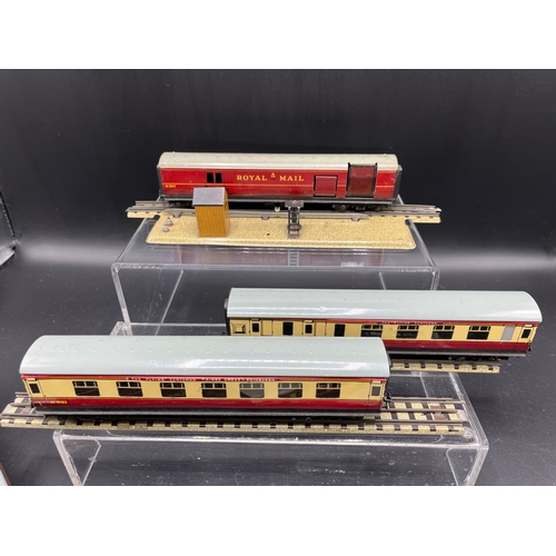 121 - 20 Dublo Wagons with 4 'Blood & Custard' coaches with 'The Flying Scotsman Kings Cross - Edinburgh' ... 