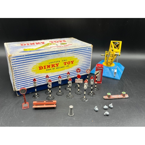 606 - Dinky Toys 752 Goods Yard Crane (Good) operable with box (Fair), together with various Dinky accesso... 