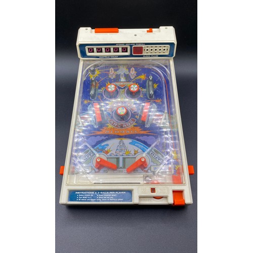 799 - Tomy Atomic Arcade Pinball Machine F. (1) 1500g.
Battery operated.