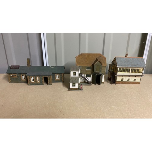 325 - 46 buildings, bridges & structures. Card, Metal & Plastic construction. F/G. (46). 10000g