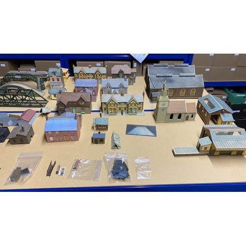 325 - 46 buildings, bridges & structures. Card, Metal & Plastic construction. F/G. (46). 10000g