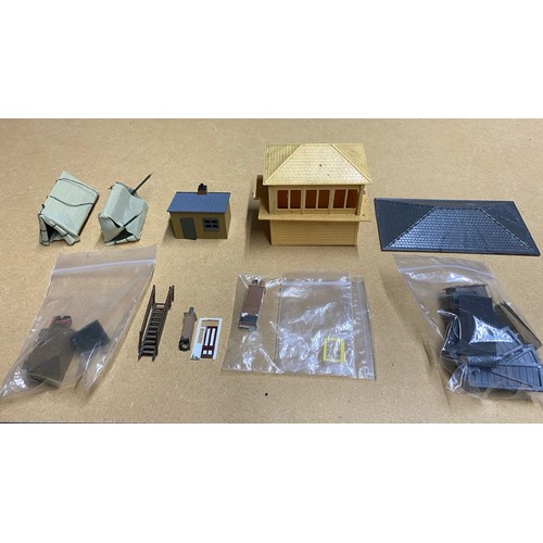 325 - 46 buildings, bridges & structures. Card, Metal & Plastic construction. F/G. (46). 10000g