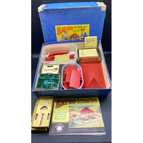 685 - Bayko Building Set No. 4 . (1). F/P. 5500g.
Bayko Building Set No. 3, 1950s house building kit. (inc... 