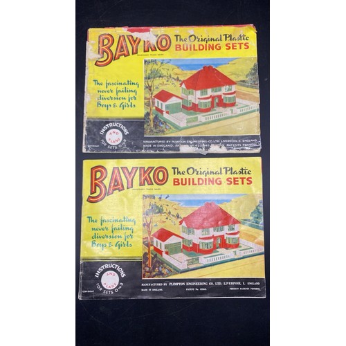 688 - Bayko 1950's building set box of many parts, Set instructions & 2 order forms (1). G. 1000g.
Parts i... 