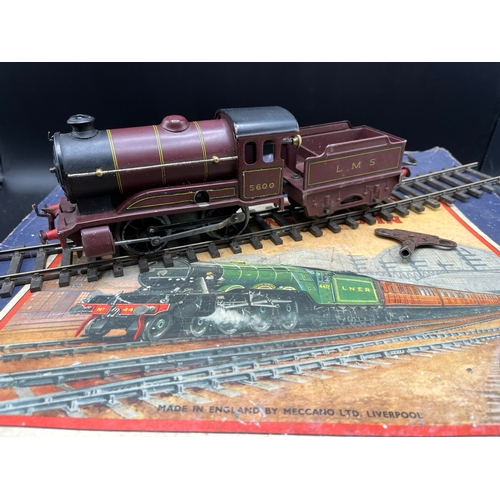 27 - Hornby Train No.501 Passenger Set Gauge O, LMS 0-4-0 5600 with tender and three coaches, Set almost ... 