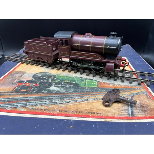 27 - Hornby Train No.501 Passenger Set Gauge O, LMS 0-4-0 5600 with tender and three coaches, Set almost ... 