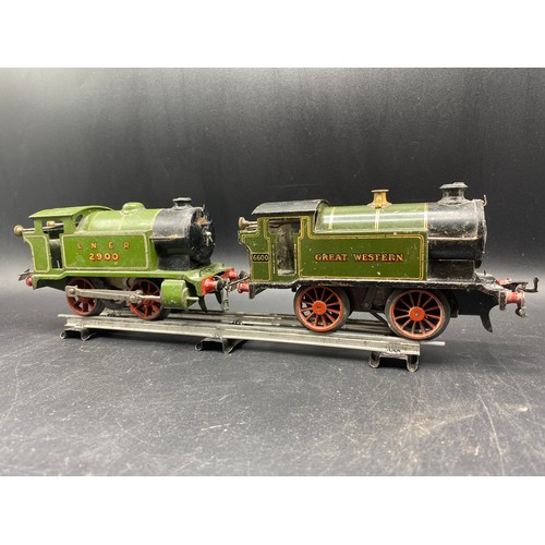 54 - Two Hornby Meccano Clockwork 'O' gauge locomotives, 1931/36 LNER Green, together with a 1947/49 101 ... 