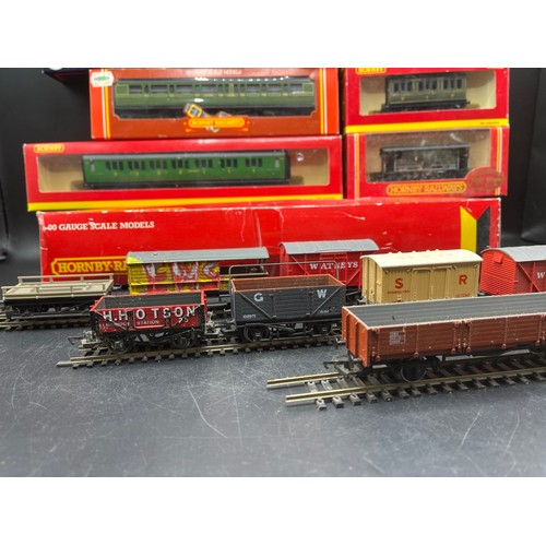 205 - 11 OO Gauge Rolling Stock plus 8 unboxed, along with a box of mainly Hornby track; Boxed Rolling-sto... 