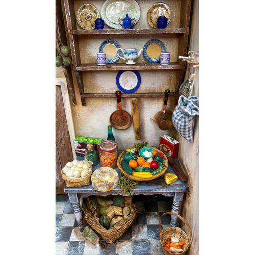 733 - Miniature Detailed Kitchen Shadow Box with lighting. G. 2000g. (1)
A few minor repairs required and ... 