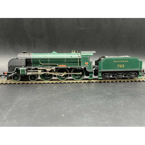 206 - Two Hornby Steam Locomotives, R154 Southern Railway King Arthur Class 4-6-0 'Sir Dinadan' #795 Non R... 